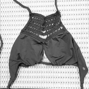 Frankie’s bikinis crochet top black